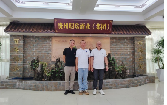 香港客商蔡总一行人莅临 贵州明珠酒业（集团）参观考察